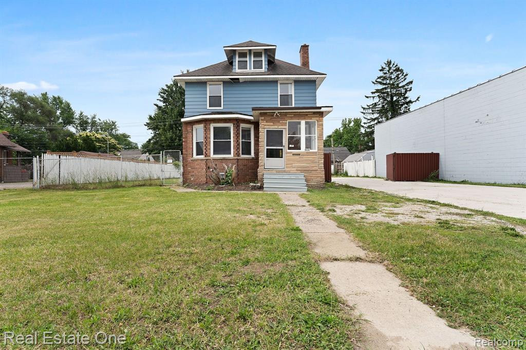 802 E 11 MILE Road, Royal Oak, MI 48067 — front exterior