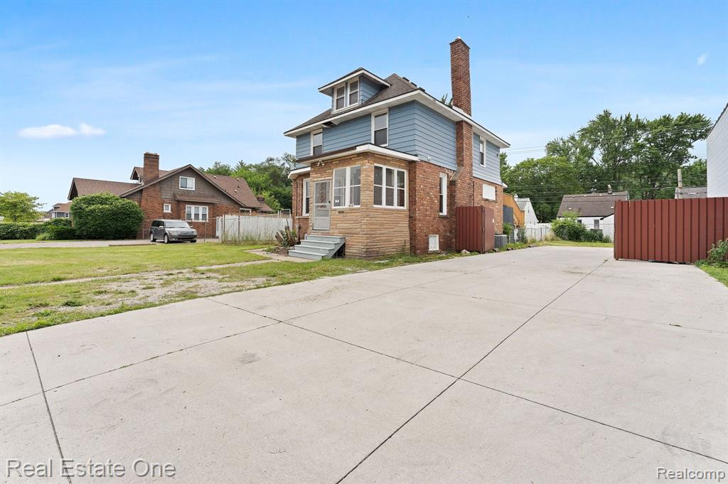 802 E 11 MILE Road, Royal Oak, MI 48067 — Photo 2
