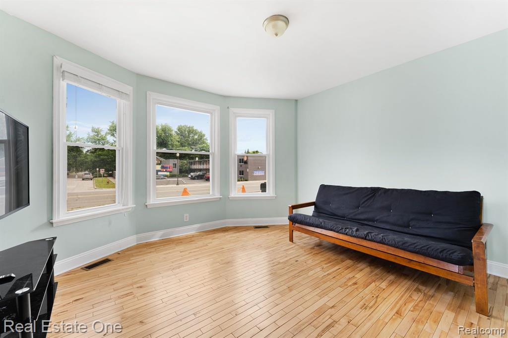 802 E 11 MILE Road, Royal Oak, MI 48067 — Photo 9