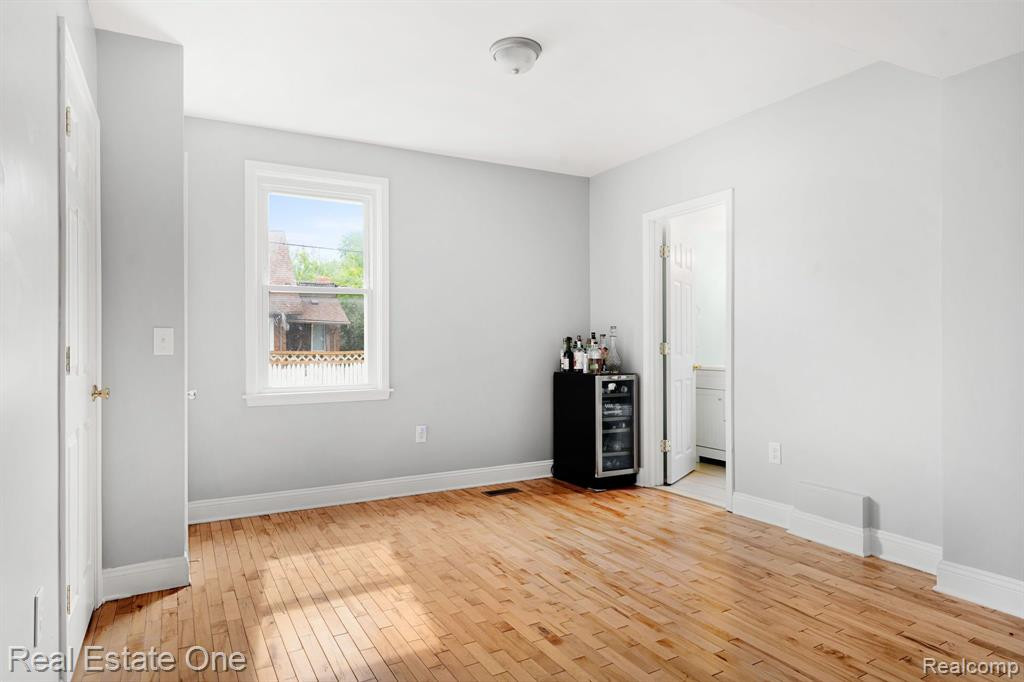 802 E 11 MILE Road, Royal Oak, MI 48067 — Photo 13