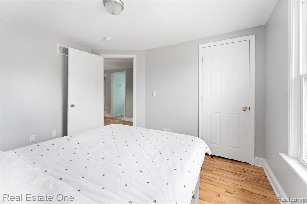 802 E 11 MILE Road, Royal Oak, MI 48067 — Photo 18