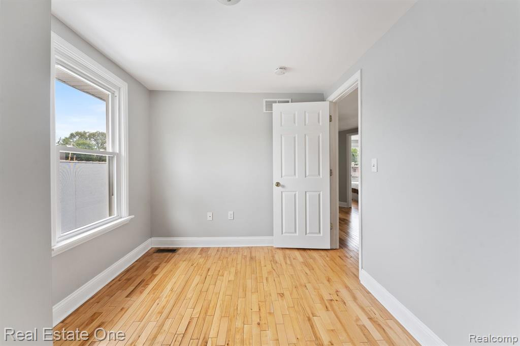 802 E 11 MILE Road, Royal Oak, MI 48067 — Photo 24