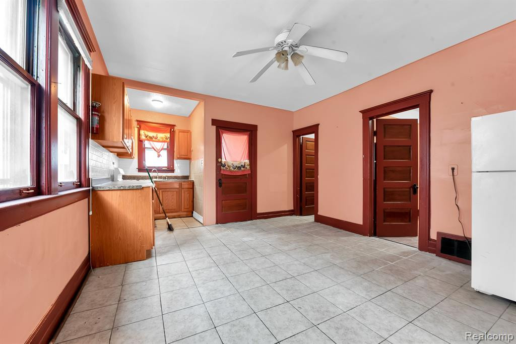 9506 CHAREST Street, Hamtramck, MI, 48212