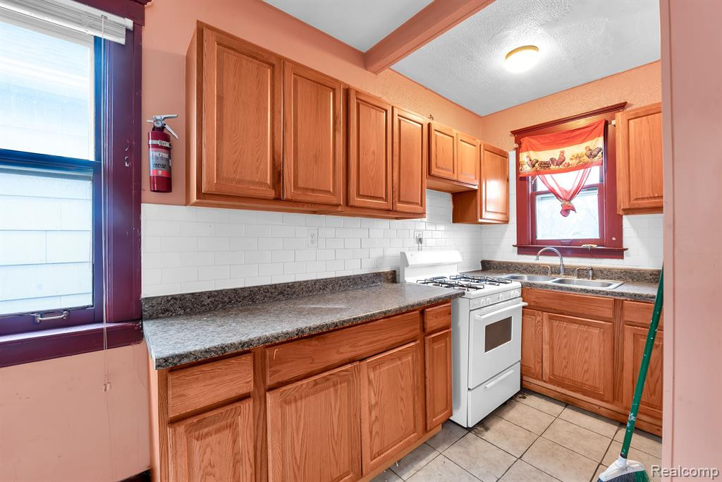 9506 CHAREST Street, Hamtramck, MI, 48212