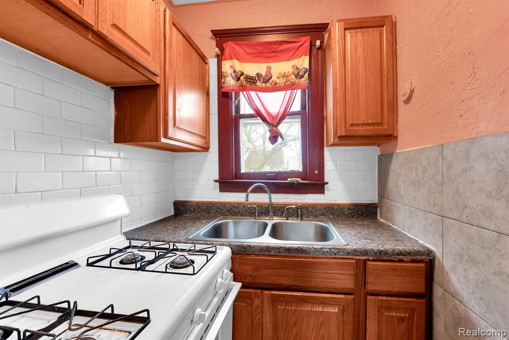 9506 CHAREST Street, Hamtramck, MI, 48212