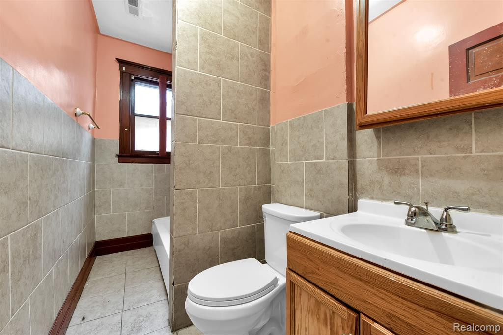 9506 CHAREST Street, Hamtramck, MI, 48212