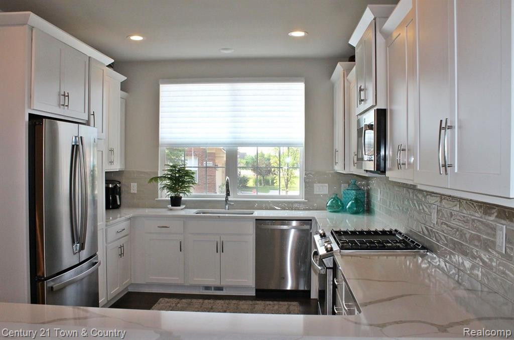 48554 EASTBRIDGE Drive, Canton, MI 48188 — Photo 5