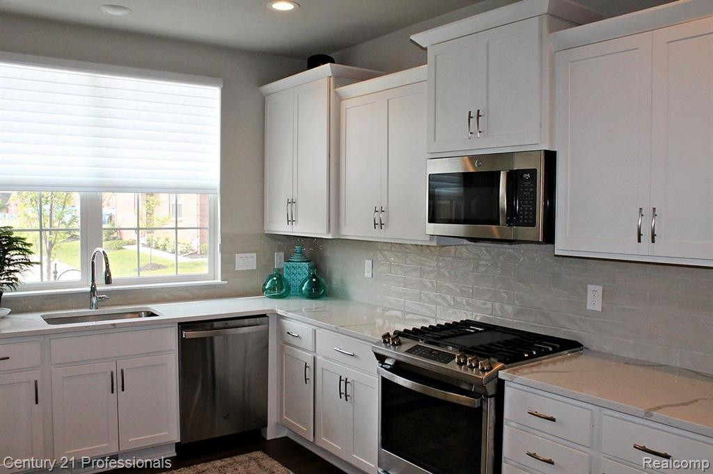 48554 EASTBRIDGE Drive, Canton, MI 48188 — Photo 8