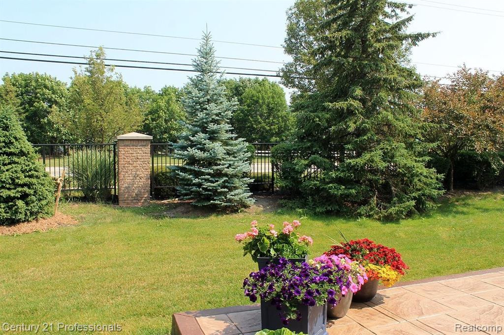 48554 EASTBRIDGE Drive, Canton, MI 48188 — Photo 33
