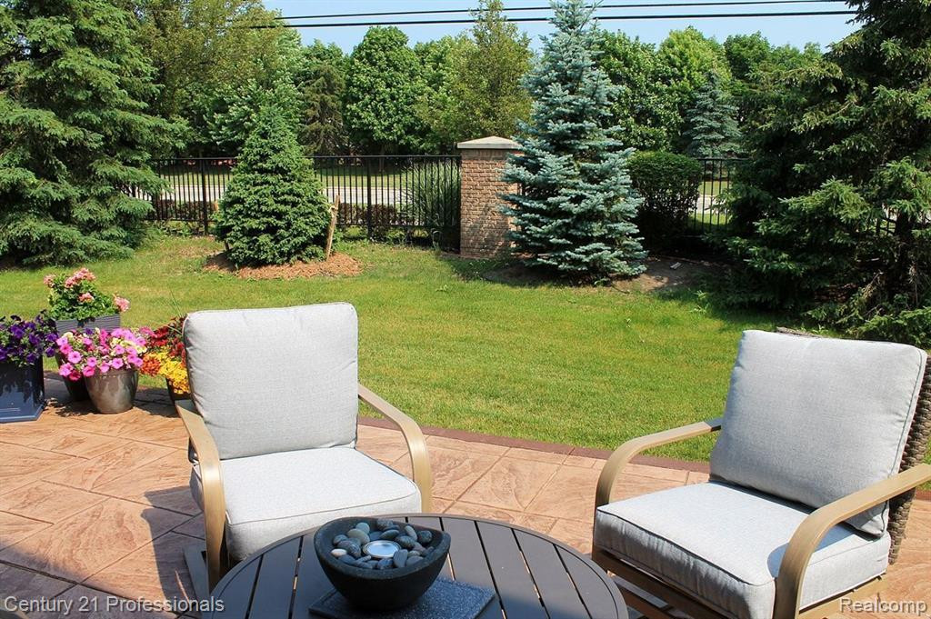48554 EASTBRIDGE Drive, Canton, MI 48188 — Photo 34