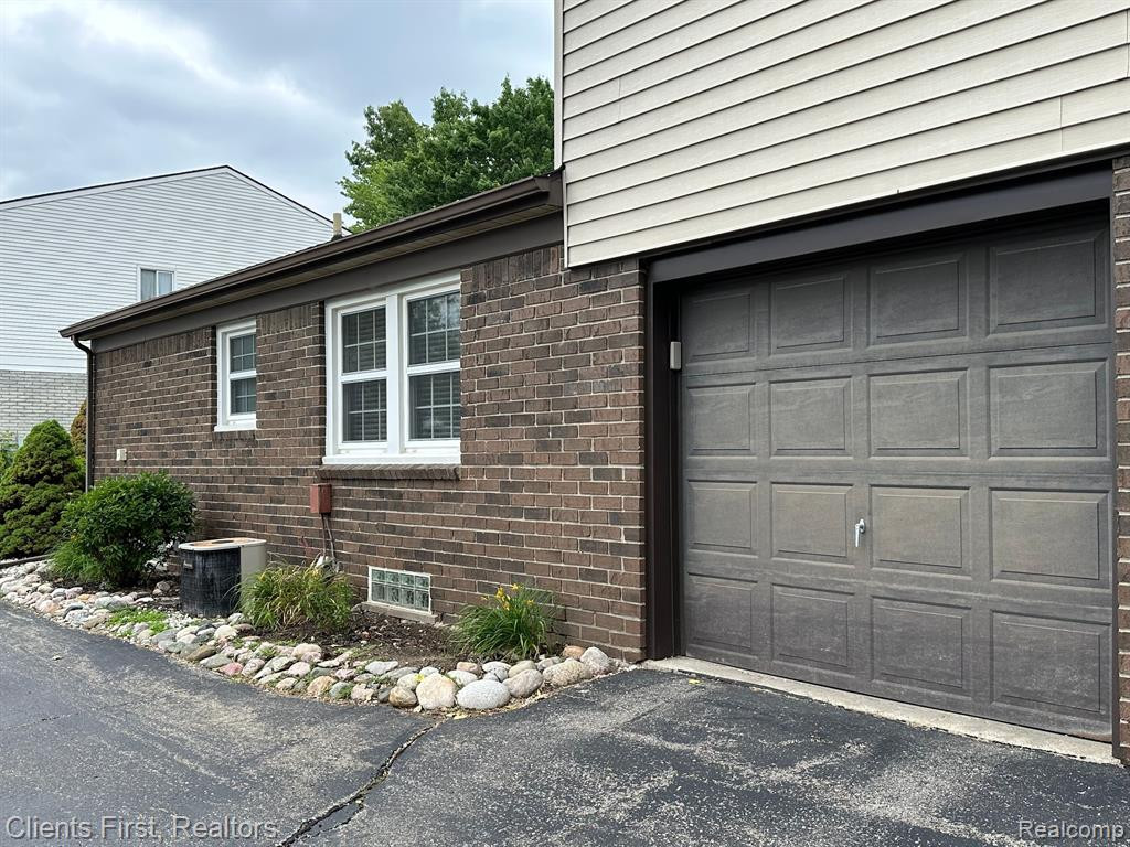 38281 CAROLON Boulevard, Westland, MI — Photo 4