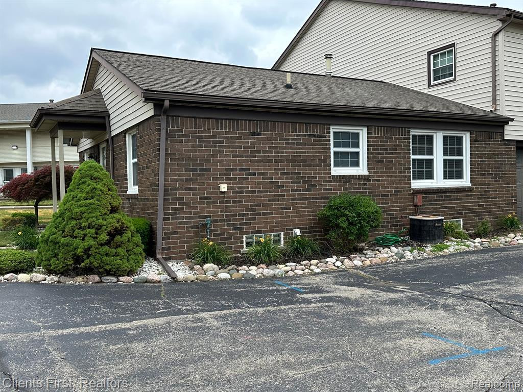 38281 CAROLON Boulevard, Westland, MI — Photo 6