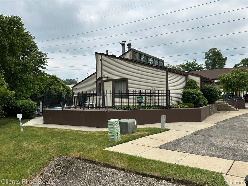 38281 CAROLON Boulevard, Westland, MI — Photo 8