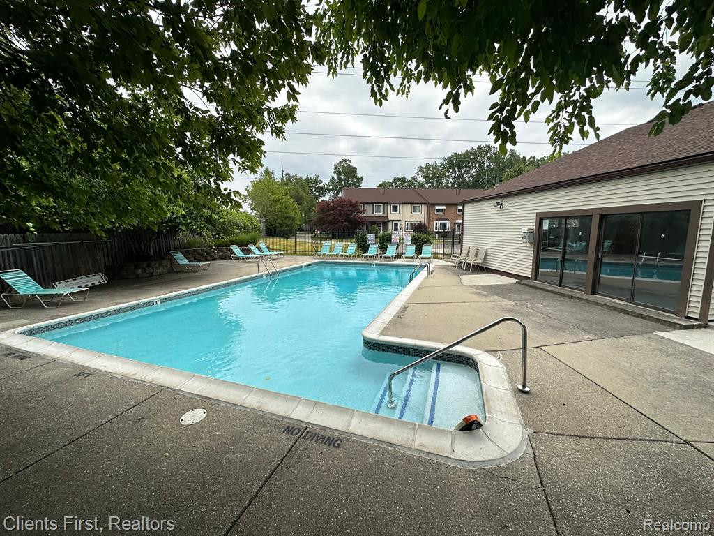 38281 CAROLON Boulevard, Westland, MI — Photo 9