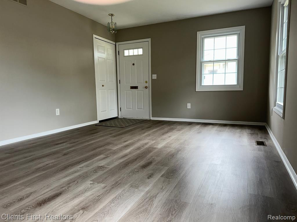 38281 CAROLON Boulevard, Westland, MI — Photo 14