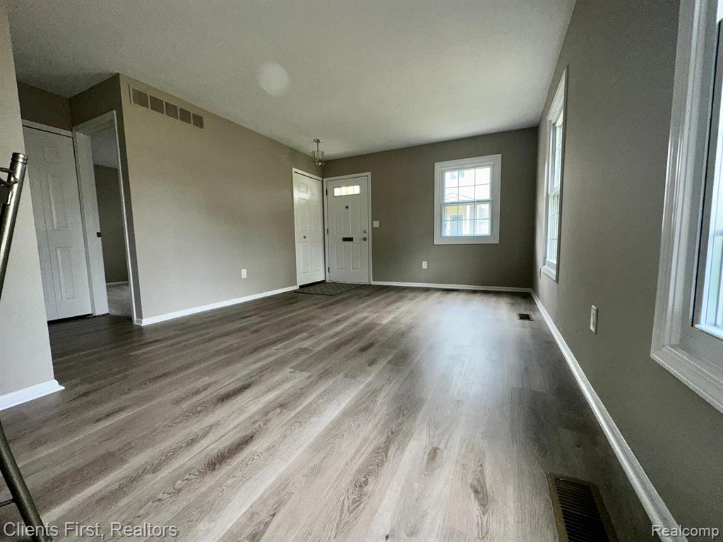 38281 CAROLON Boulevard, Westland, MI — Photo 15