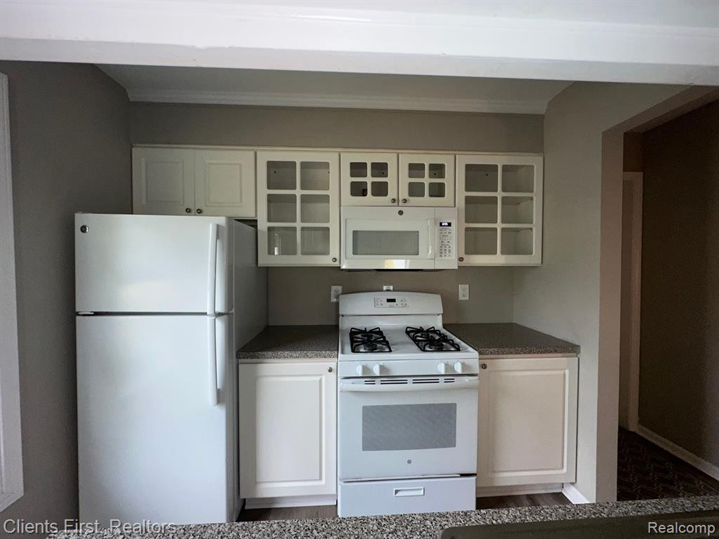 38281 CAROLON Boulevard, Westland, MI — Photo 16
