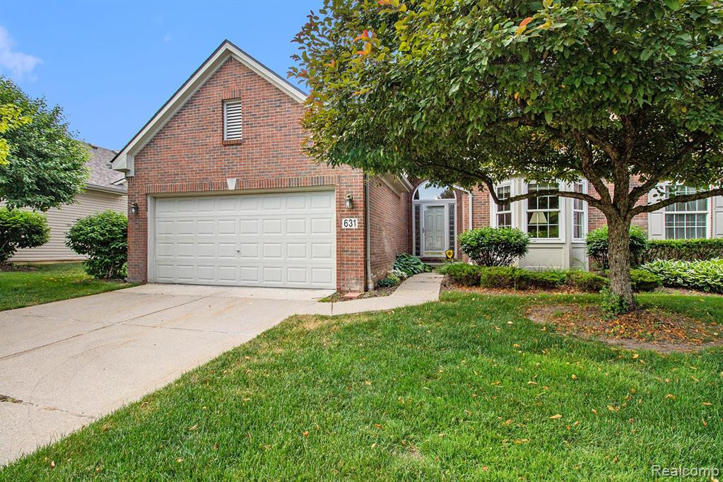 631 WOODHAVEN Drive, Commerce Twp, MI 48390 — Photo 2