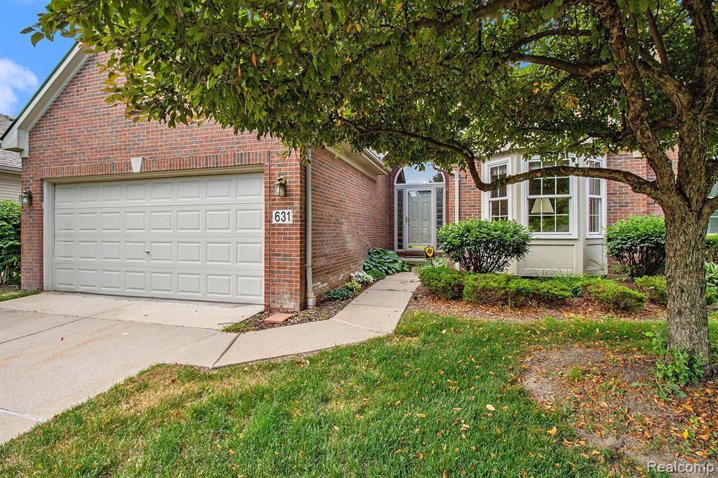 631 WOODHAVEN Drive, Commerce Twp, MI 48390 — Photo 3