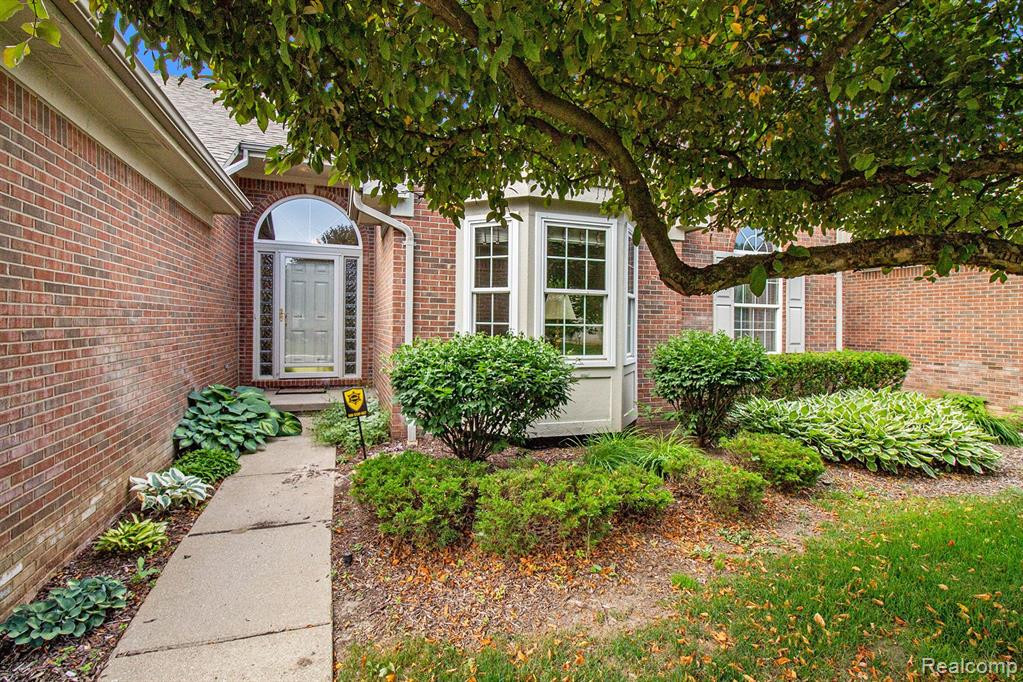 631 WOODHAVEN Drive, Commerce Twp, MI 48390 — Photo 4