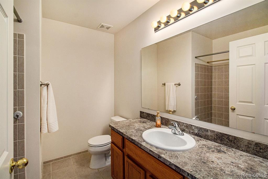 631 WOODHAVEN Drive, Commerce Twp, MI 48390 — Photo 10
