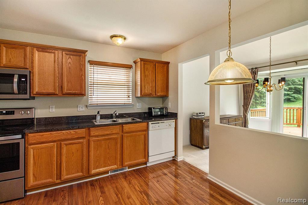 631 WOODHAVEN Drive, Commerce Twp, MI 48390 — Photo 15