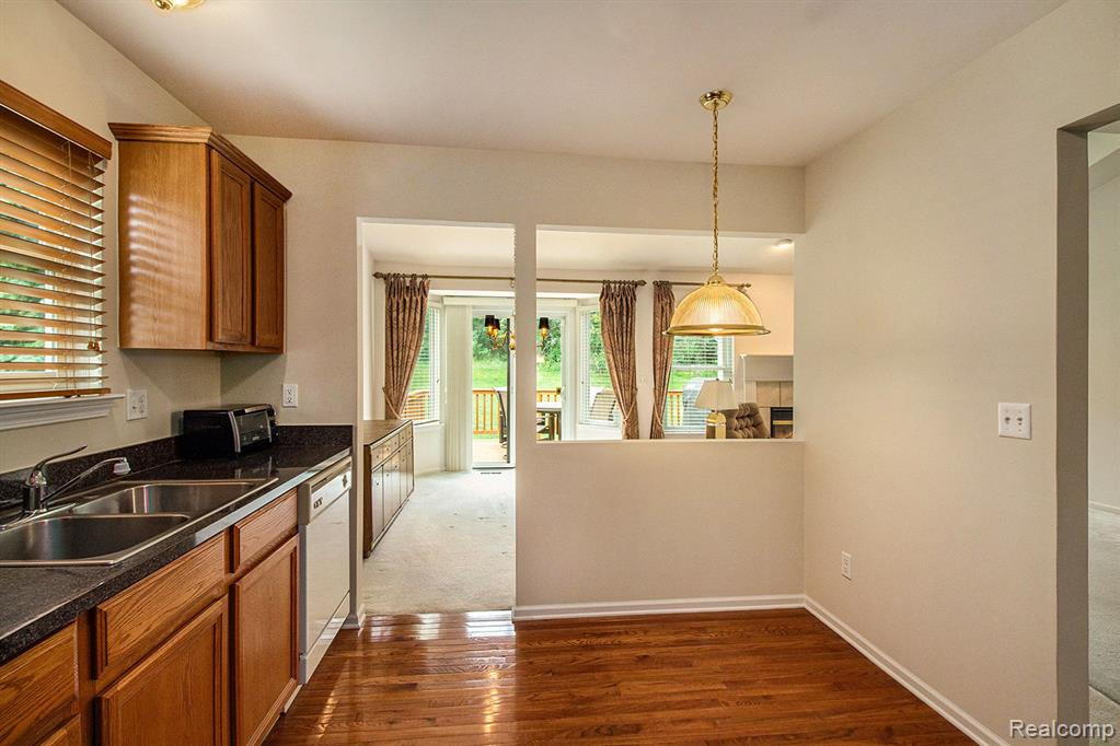 631 WOODHAVEN Drive, Commerce Twp, MI 48390 — Photo 16