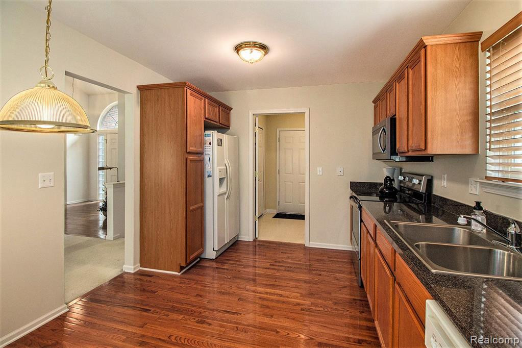 631 WOODHAVEN Drive, Commerce Twp, MI 48390 — Photo 17
