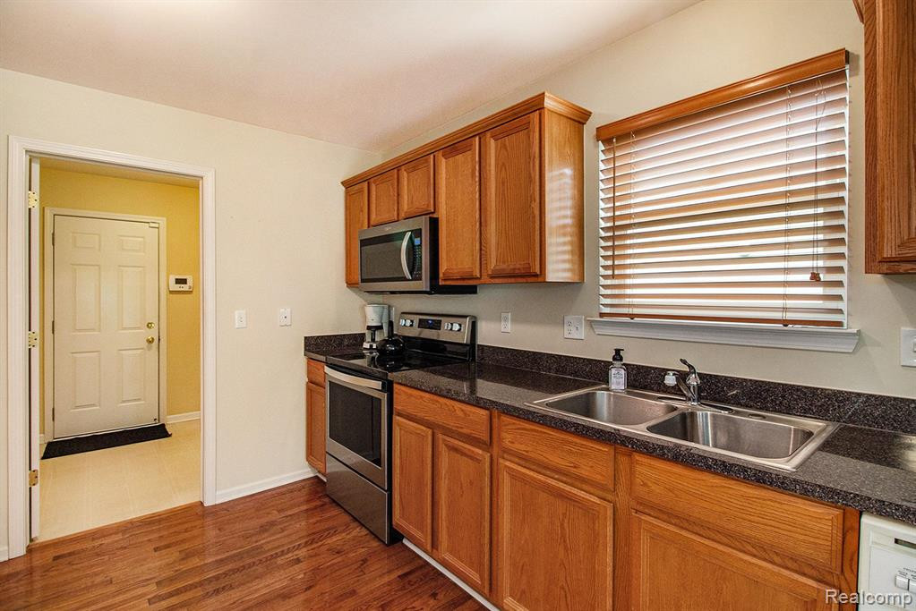 631 WOODHAVEN Drive, Commerce Twp, MI 48390 — Photo 18