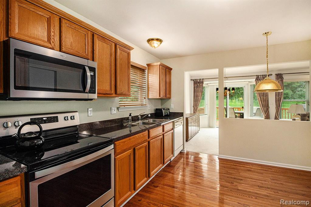 631 WOODHAVEN Drive, Commerce Twp, MI 48390 — Photo 19
