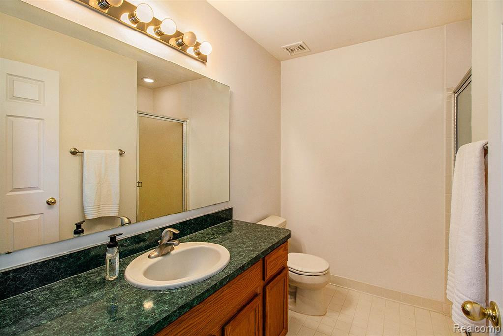 631 WOODHAVEN Drive, Commerce Twp, MI 48390 — Photo 26