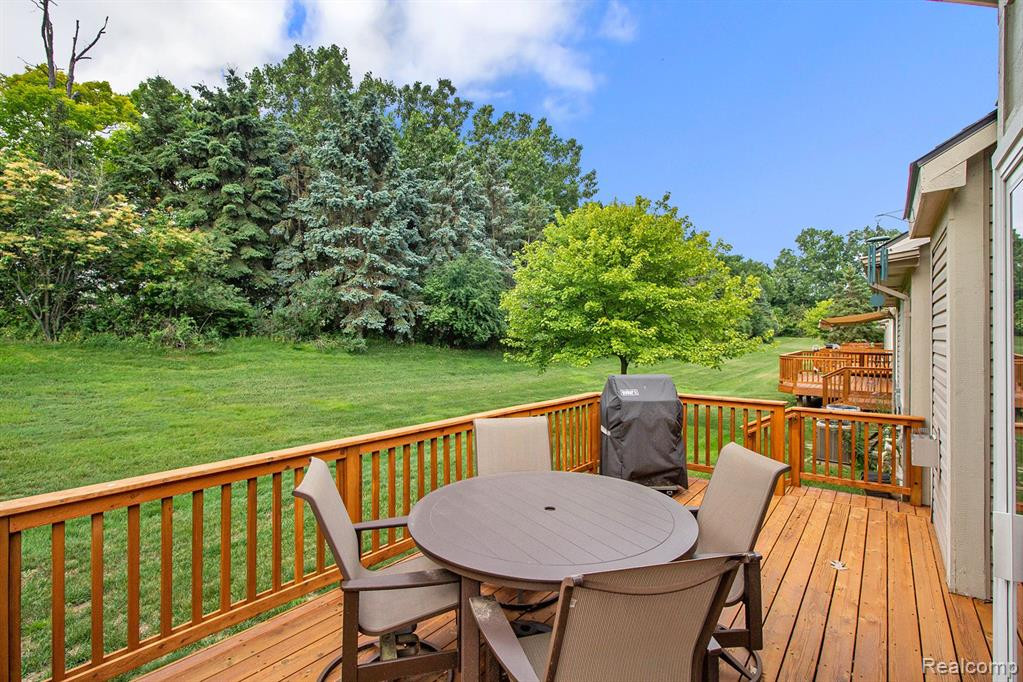 631 WOODHAVEN Drive, Commerce Twp, MI 48390 — Photo 33
