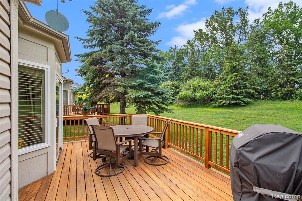 631 WOODHAVEN Drive, Commerce Twp, MI 48390 — Photo 34