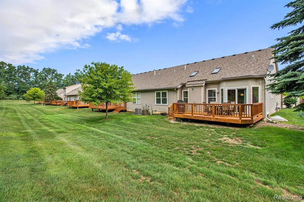 631 WOODHAVEN Drive, Commerce Twp, MI 48390 — Photo 35