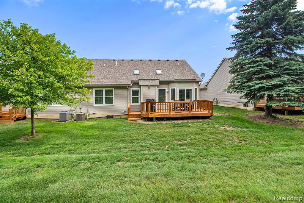 631 WOODHAVEN Drive, Commerce Twp, MI 48390 — Photo 36