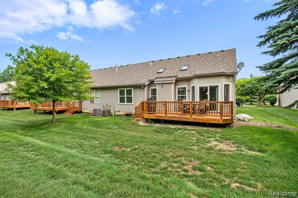 631 WOODHAVEN Drive, Commerce Twp, MI 48390 — Photo 37