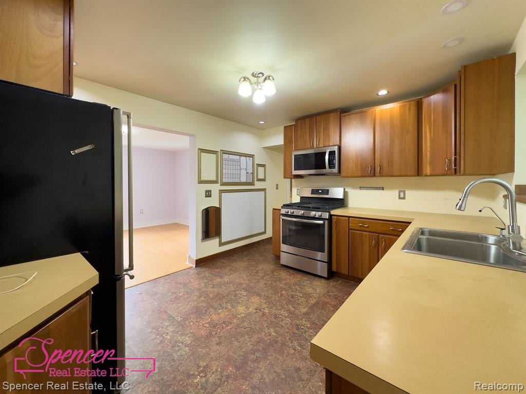 105 E CHURCH Street, Lake Orion, MI 48362 — Photo 8