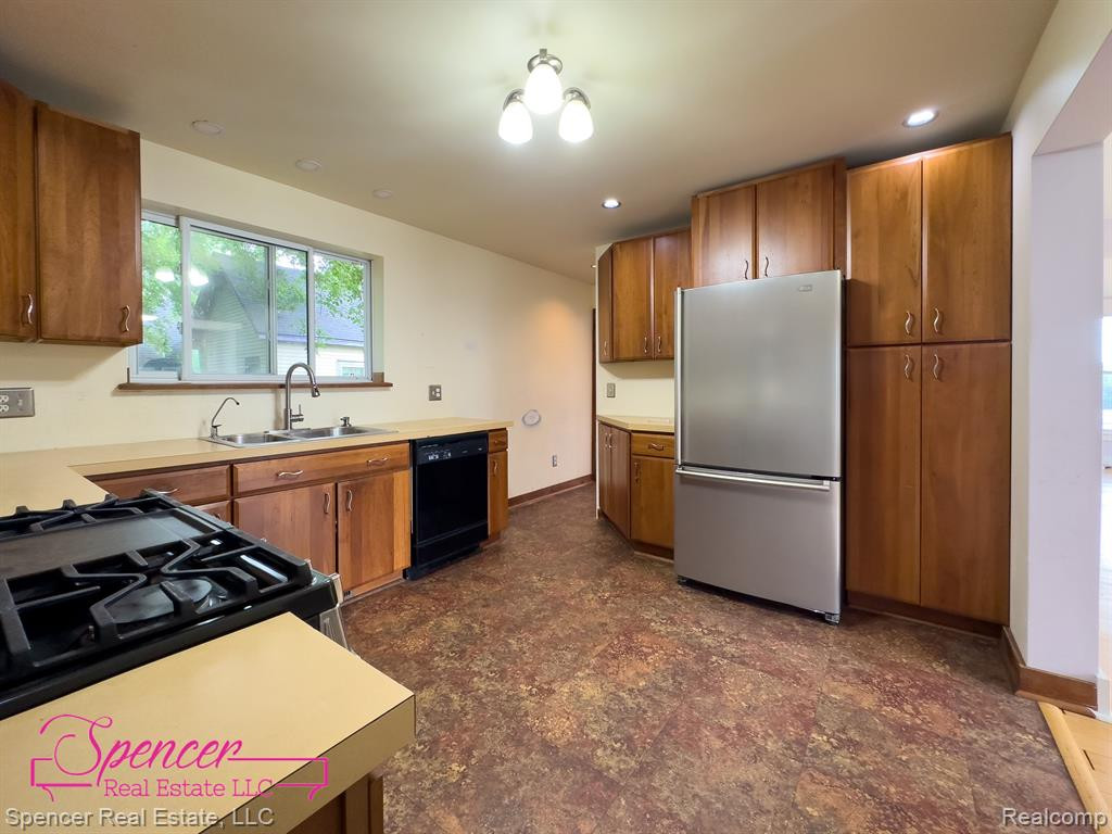 105 E CHURCH Street, Lake Orion, MI 48362 — Photo 9