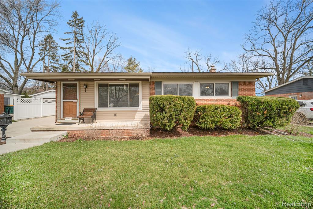 557 Crestwood Circle, Saline, MI 48176 — front exterior