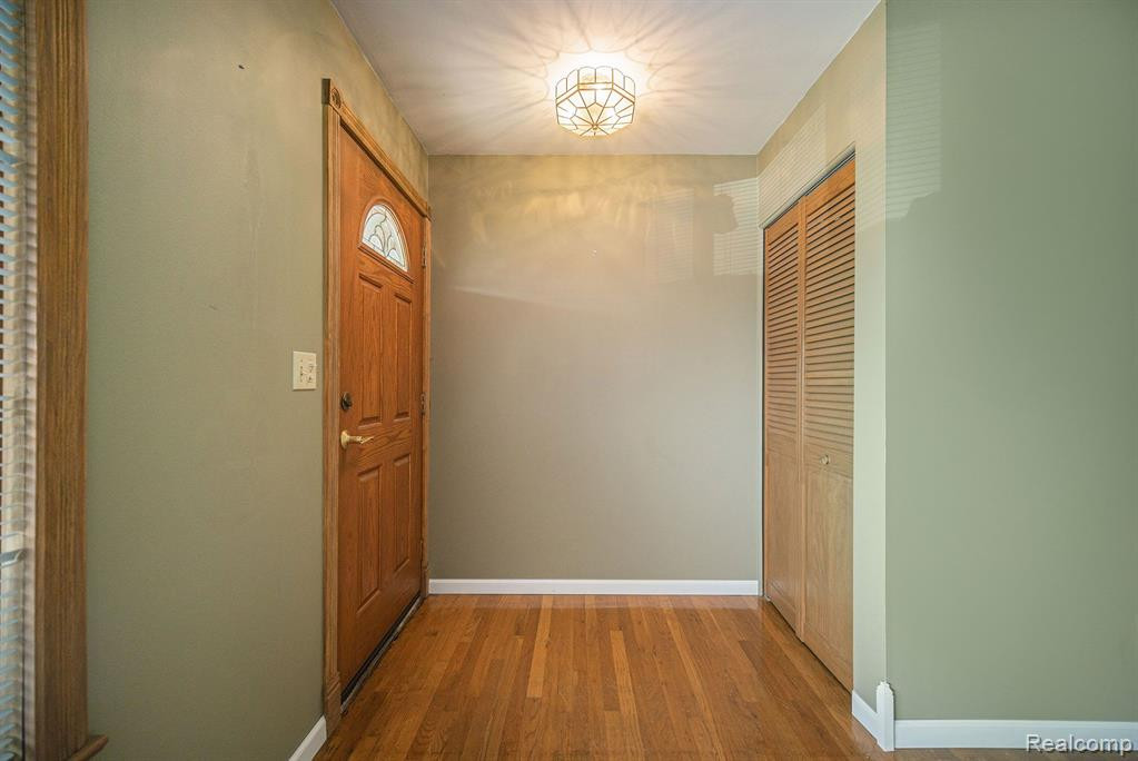 557 Crestwood Circle, Saline, MI 48176 — Photo 5