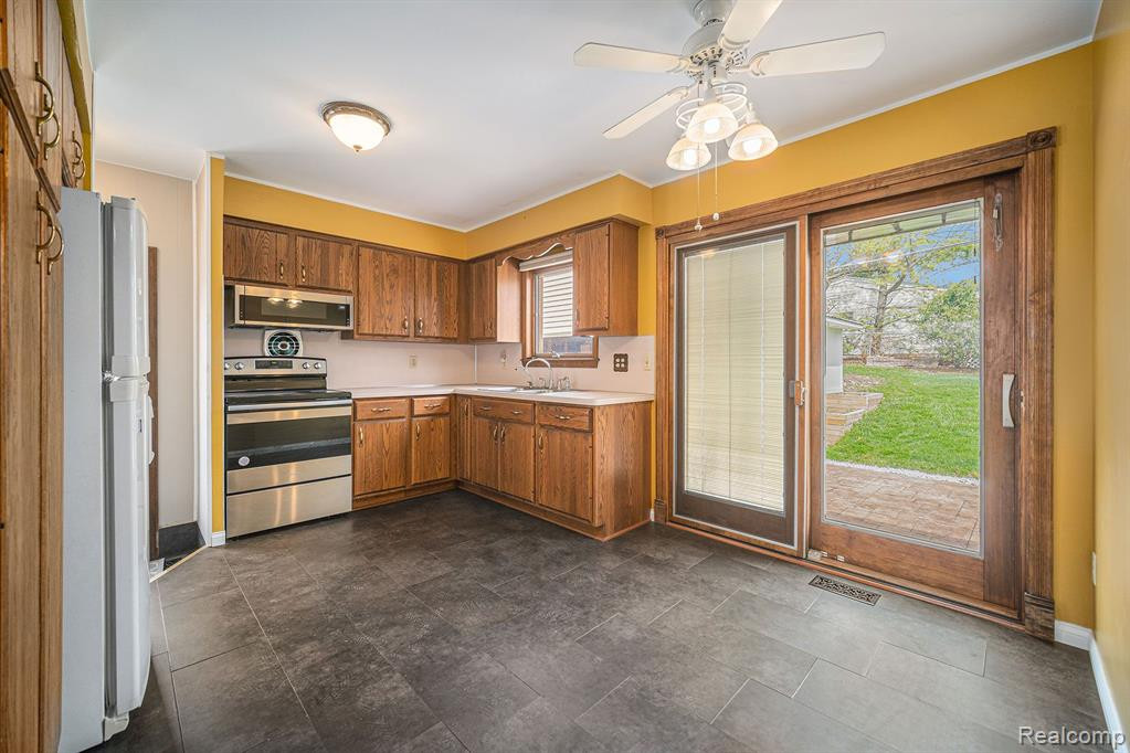 557 Crestwood Circle, Saline, MI 48176 — Photo 11