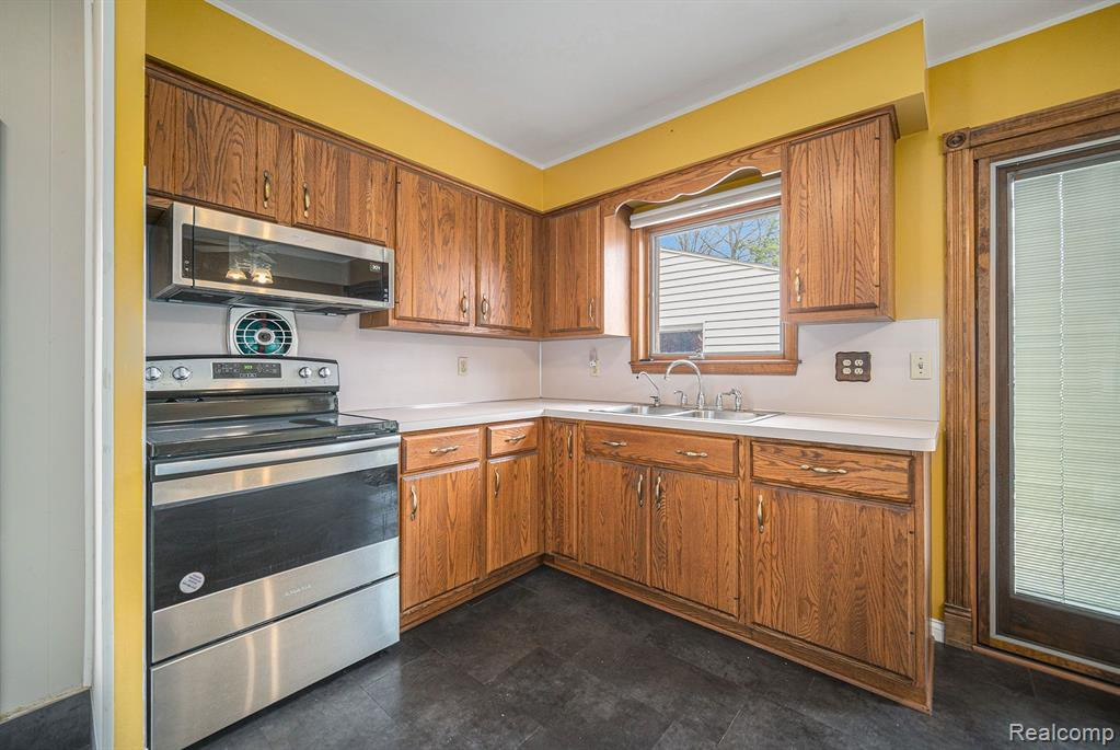 557 Crestwood Circle, Saline, MI 48176 — Photo 12