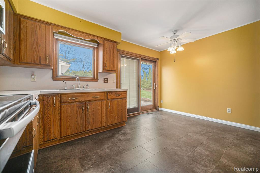 557 Crestwood Circle, Saline, MI 48176 — Photo 13