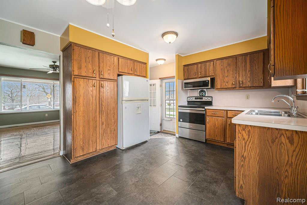 557 Crestwood Circle, Saline, MI 48176 — Photo 14