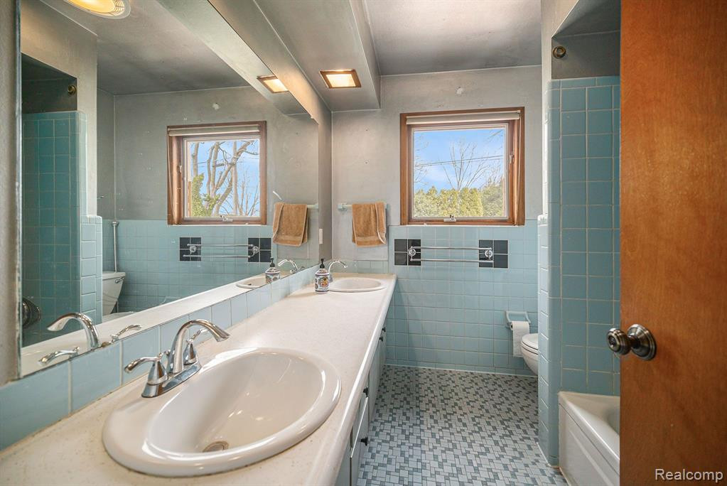 557 Crestwood Circle, Saline, MI 48176 — Photo 21