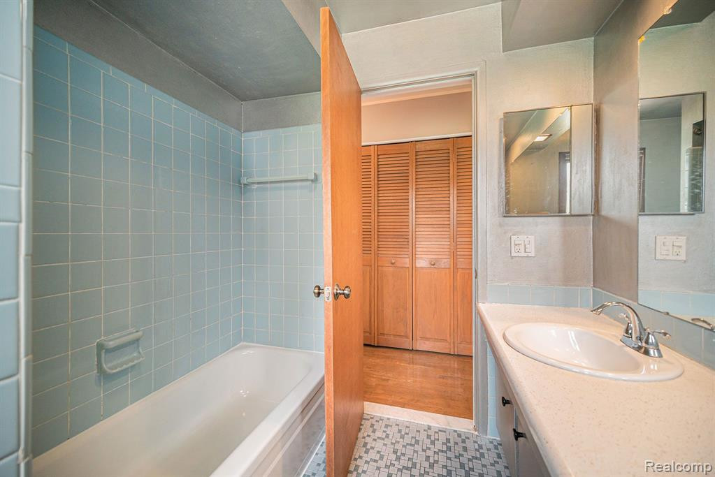 557 Crestwood Circle, Saline, MI 48176 — Photo 22
