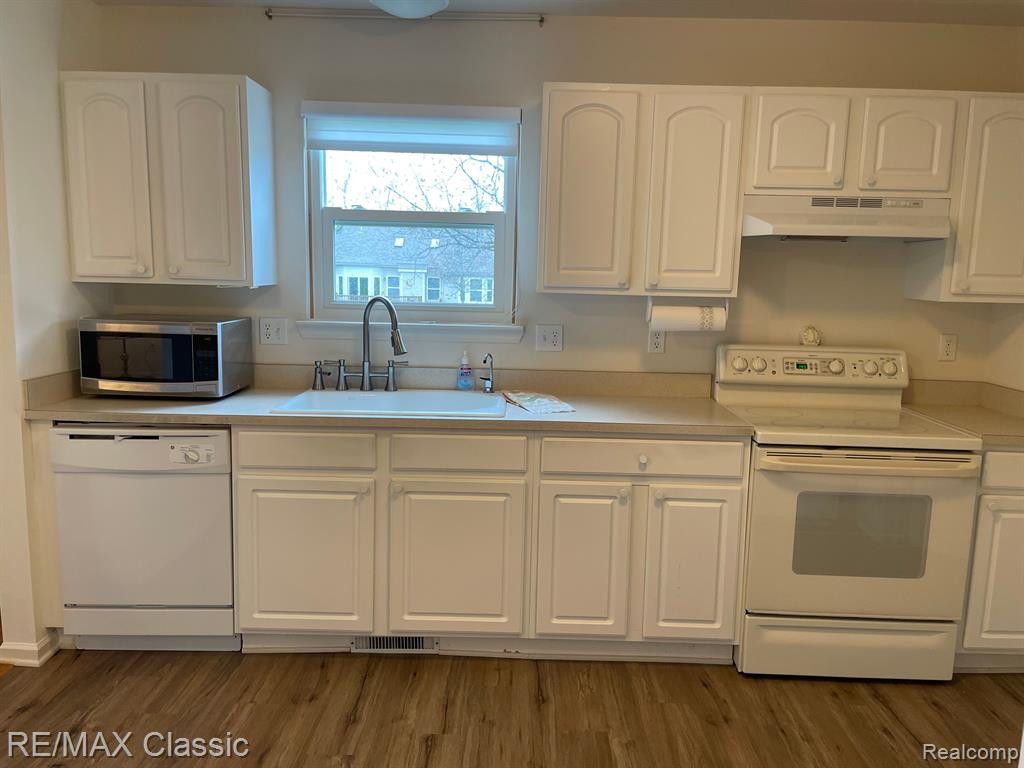 2070 RED MAPLE Lane, 106, Commerce Twp, MI 48390 — Photo 11