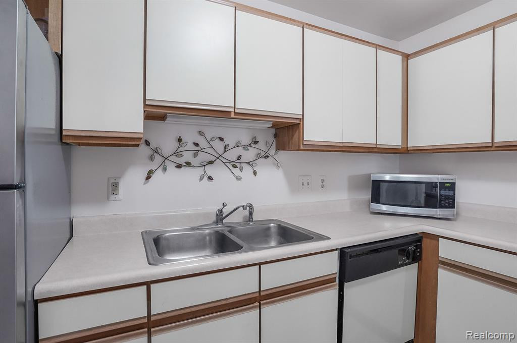 228 BROOKWOOD Drive, 6, South Lyon, MI 48178 — Photo 9