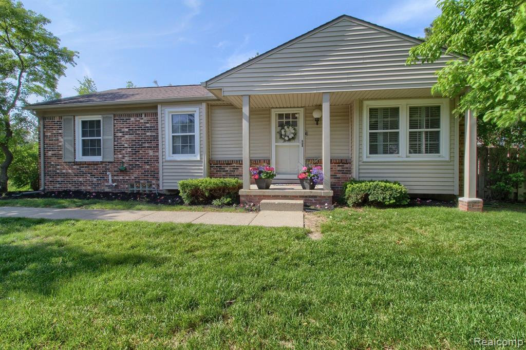 24300 BASHIAN Drive, Novi, MI — Photo 2