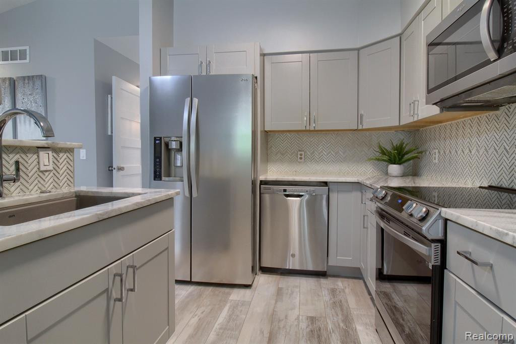 24300 BASHIAN Drive, Novi, MI — Photo 9